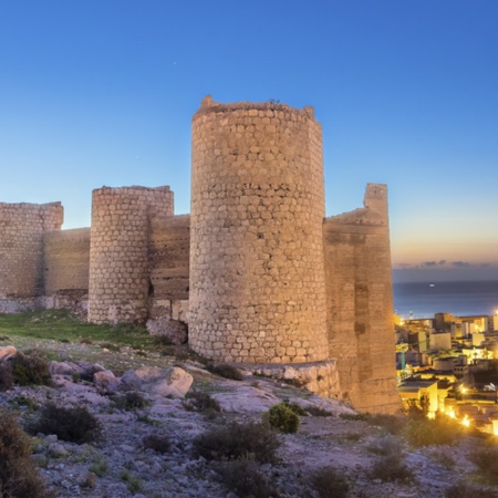 Vue panoramique d’Almería avec l’alcazaba au premier plan (Andalousie)