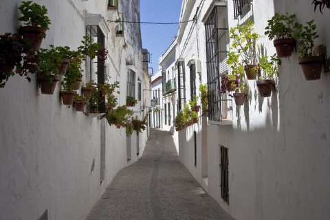 Une rue d’Arcos de la Frontera (province de Cadix, Andalousie)