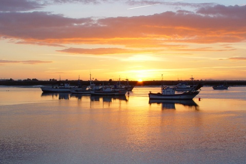 Vue du lever du soleil à Isla Cristina, province de Huelva