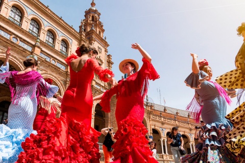 Bailarinas de flamenco en la Plaza de España de Sevilla