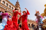 Bailarinas de flamenco en la Plaza de España de Sevilla