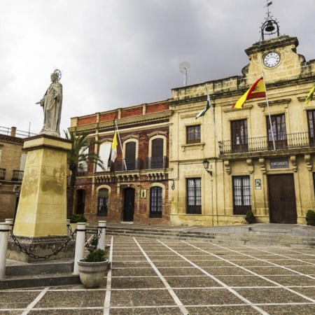 Plaza Mayor und Rathaus von Bornos (Cádiz, Andalusien)