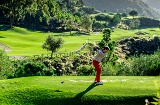 Gracz na polu golfowym La Zagaleta w prowincji Malaga, Andaluzja