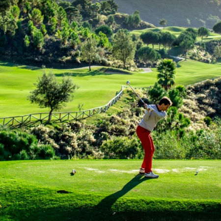 Gracz na polu golfowym La Zagaleta w prowincji Malaga, Andaluzja