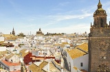 La torre de la Iglesia de San Bartolomé preside la panorámica de Carmona (Sevilla, Andalucía)