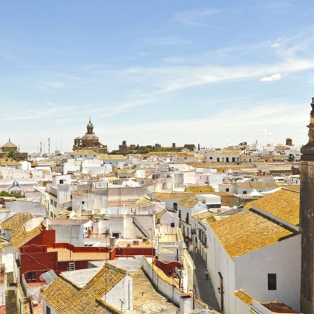 A torre da Igreja de São Bartolomeu preside a vista panorâmica de Carmona (Sevilha, Andaluzia)