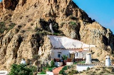 Blick auf ein Höhlenhaus in Guadix in Granada, Andalusien