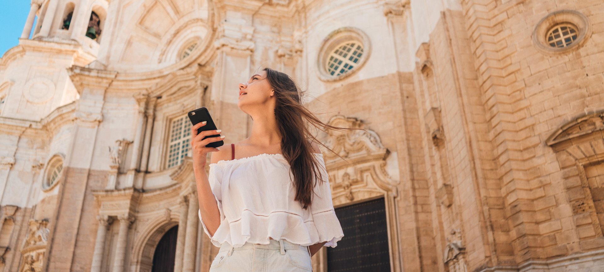 Touriste dans la cathédrale de Cadix