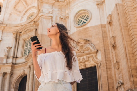 Turista en la Catedral de la Santa Cruz de Cádiz, Andalucía