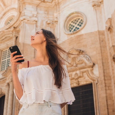 Tourist in der Kathedrale der Santa Cruz in Cádiz, Andalusien