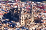 Вид с воздуха на собор в Хаэне (Андалусия).