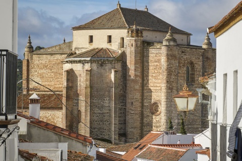 Kirche und Festung in Cazalla de la Sierra (Sevilla, Andalusien)