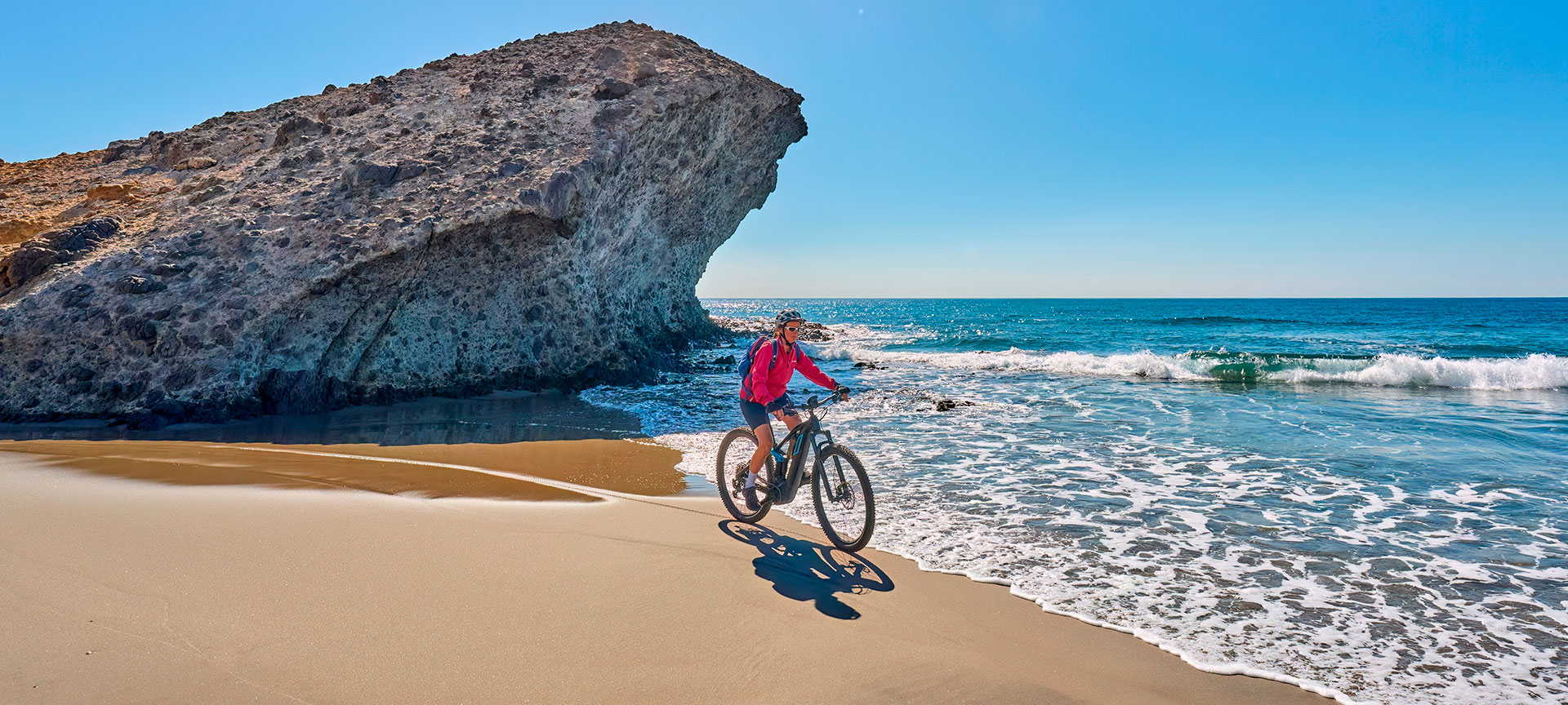 Cycliste dans le parc naturel Cabo de Gata-Níjar, province d’Almería Cycliste dans le parc naturel Cabo de Gata-Níjar, province d’Almería