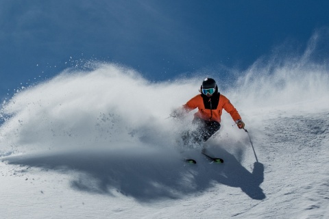 Un skieur descend les pistes de la Sierra Nevada à Grenade, Andalousie