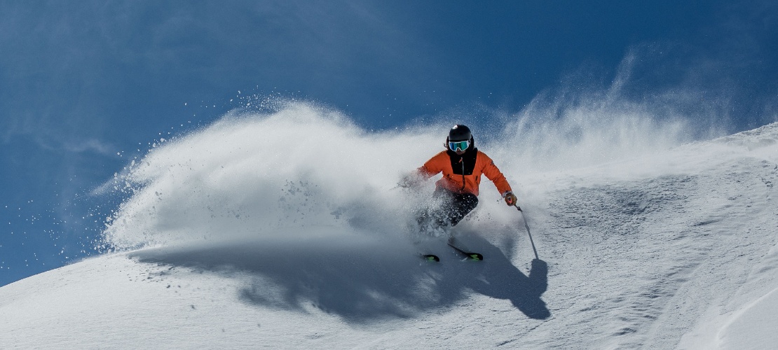 Un skieur descend les pistes de la Sierra Nevada à Grenade, Andalousie