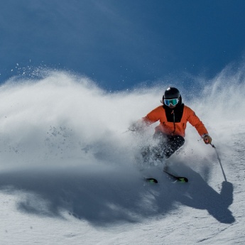 アンダルシア州グラナダ県シエラ・ネバダのスキー場で滑降するスキーヤー