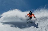 Skifahrer bei der Abfahrt auf den Pisten der Sierra Nevada in Granada, Andalusien