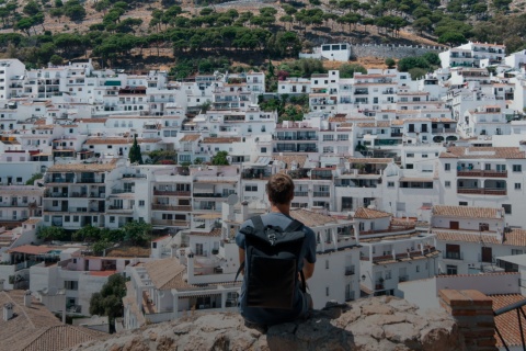 Turysta podziwiający widok na miasteczko Mijas w Maladze, Andaluzja