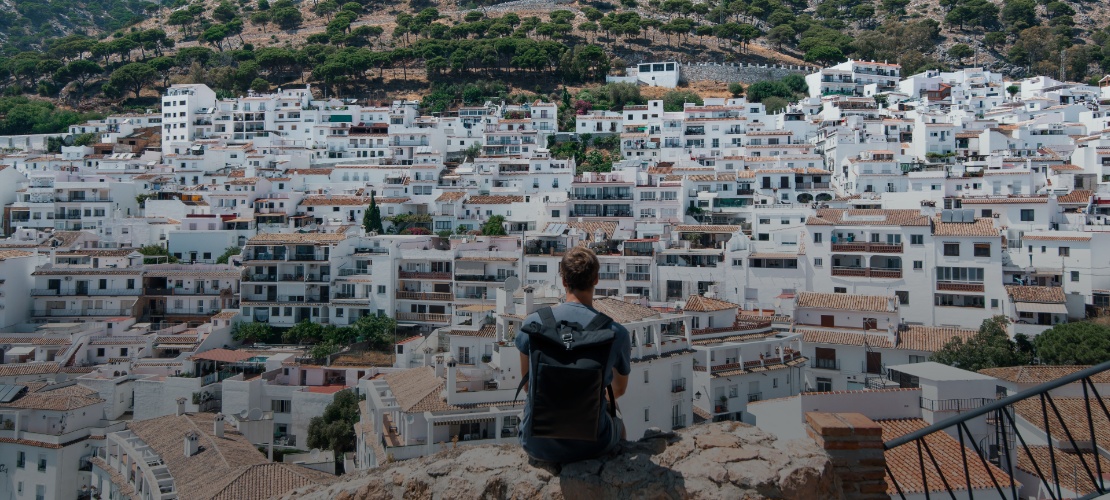 Turista che ammira le vedute della località di Mijas a Malaga, Andalusia