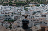 Turista che ammira le vedute della località di Mijas a Malaga, Andalusia