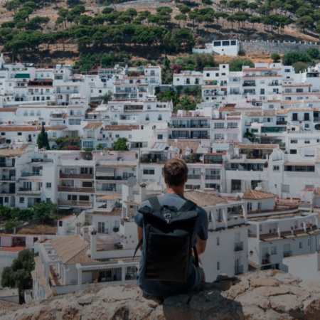 Turysta podziwiający widok na miasteczko Mijas w Maladze, Andaluzja