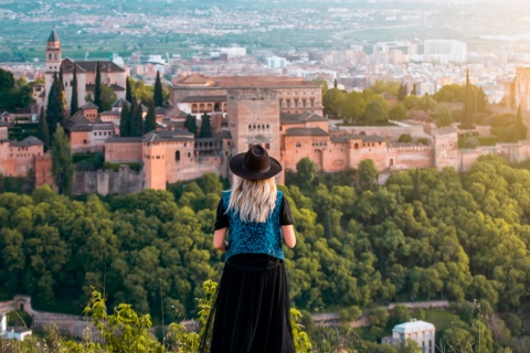 Турист любуется Альгамброй в Гранаде, Андалусия