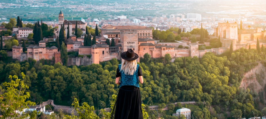 Tourist betrachtet die Alhambra in Granada, Andalusien