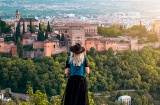 Turista contemplando la Alhambra de Granada, Andalucía