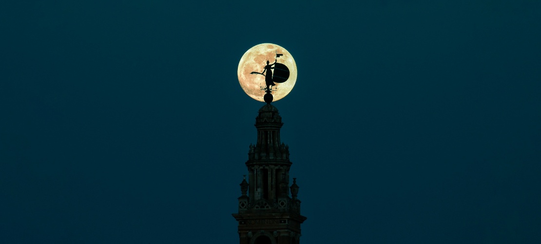 Silhouette de la Giralda avec la pleine lune à Séville, Andalousie