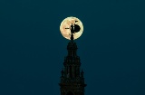 Silhouette der Giralda mit dem Vollmond in Sevilla, Andalusien