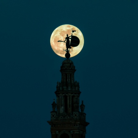 Silhouette de la Giralda avec la pleine lune à Séville, Andalousie