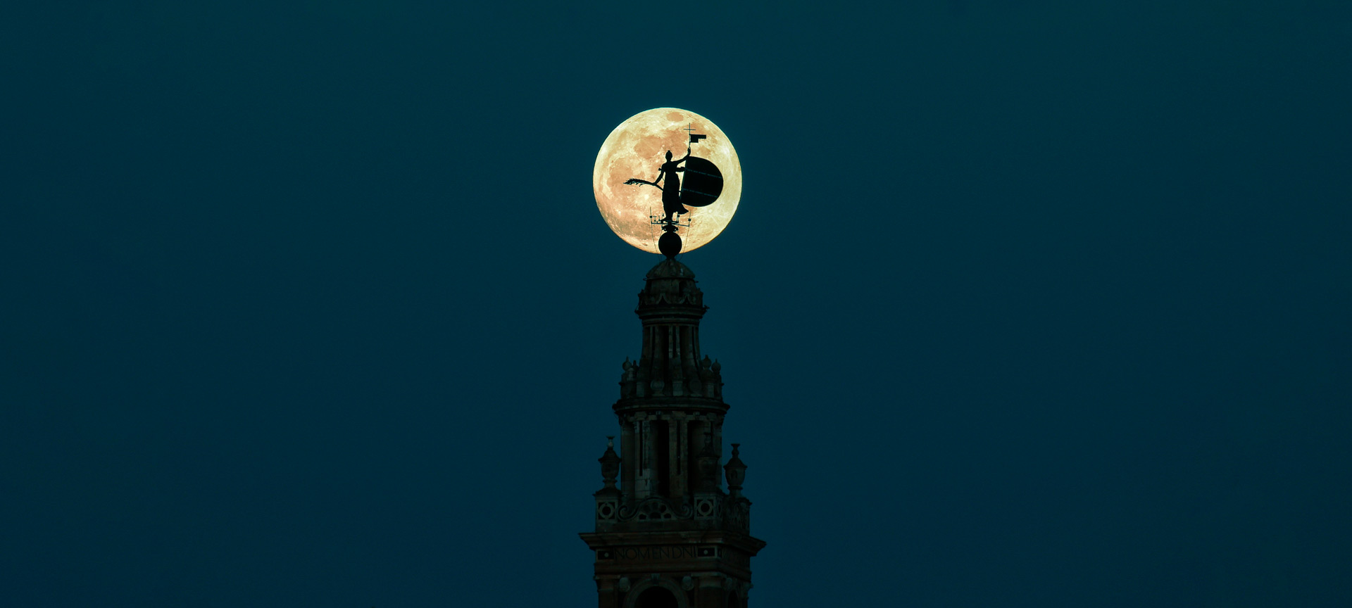 Sagoma della Giralda con la luna piena a Siviglia, Andalusia Sagoma della Giralda con la luna piena a Siviglia, Andalusia