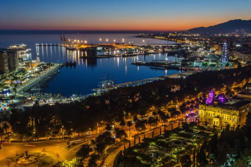 Veduta notturna del porto di Malaga