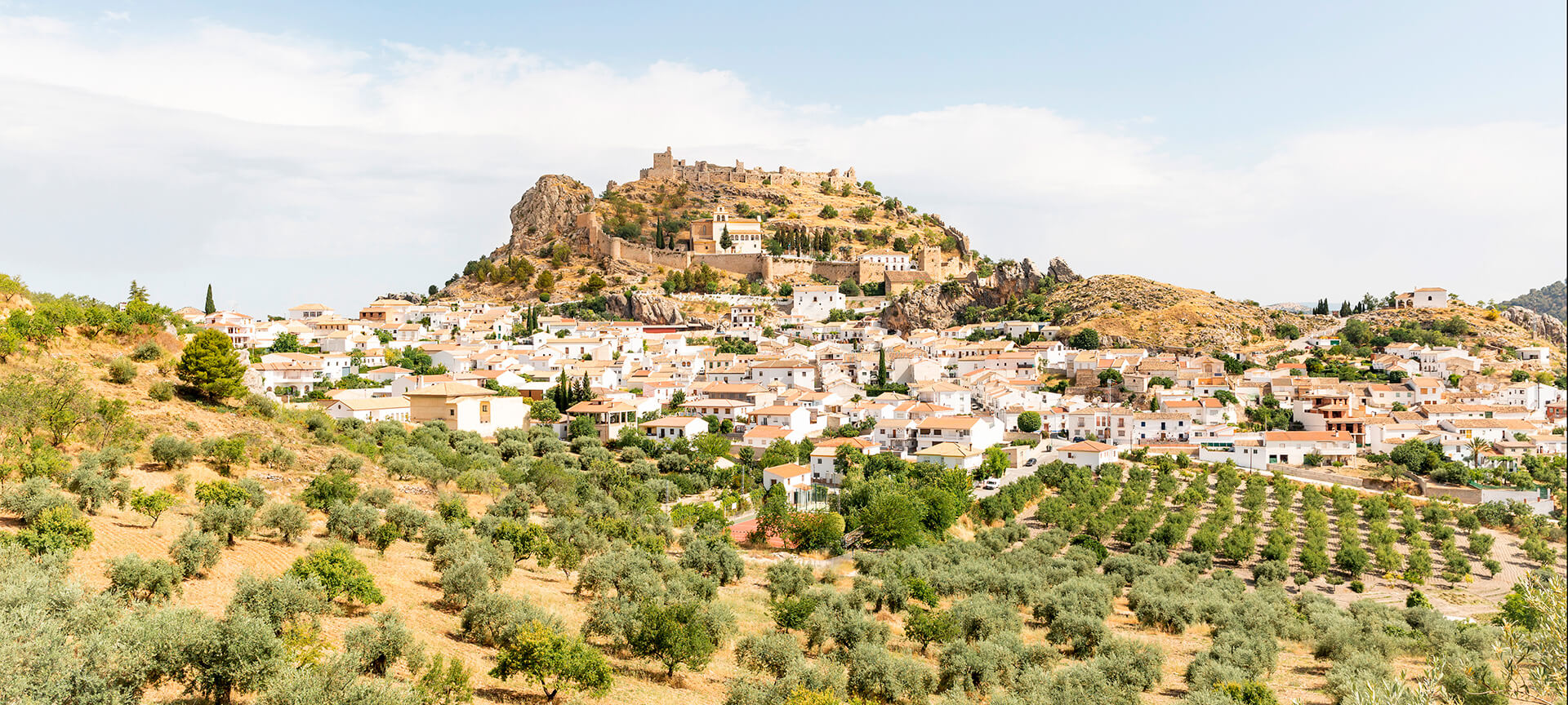 Widok na Moclín w Grenadzie z jego arabskim zamkiem Widok na Moclín w Grenadzie z jego arabskim zamkiem