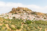 Vista de Moclín (Granada) e de seu castelo árabe