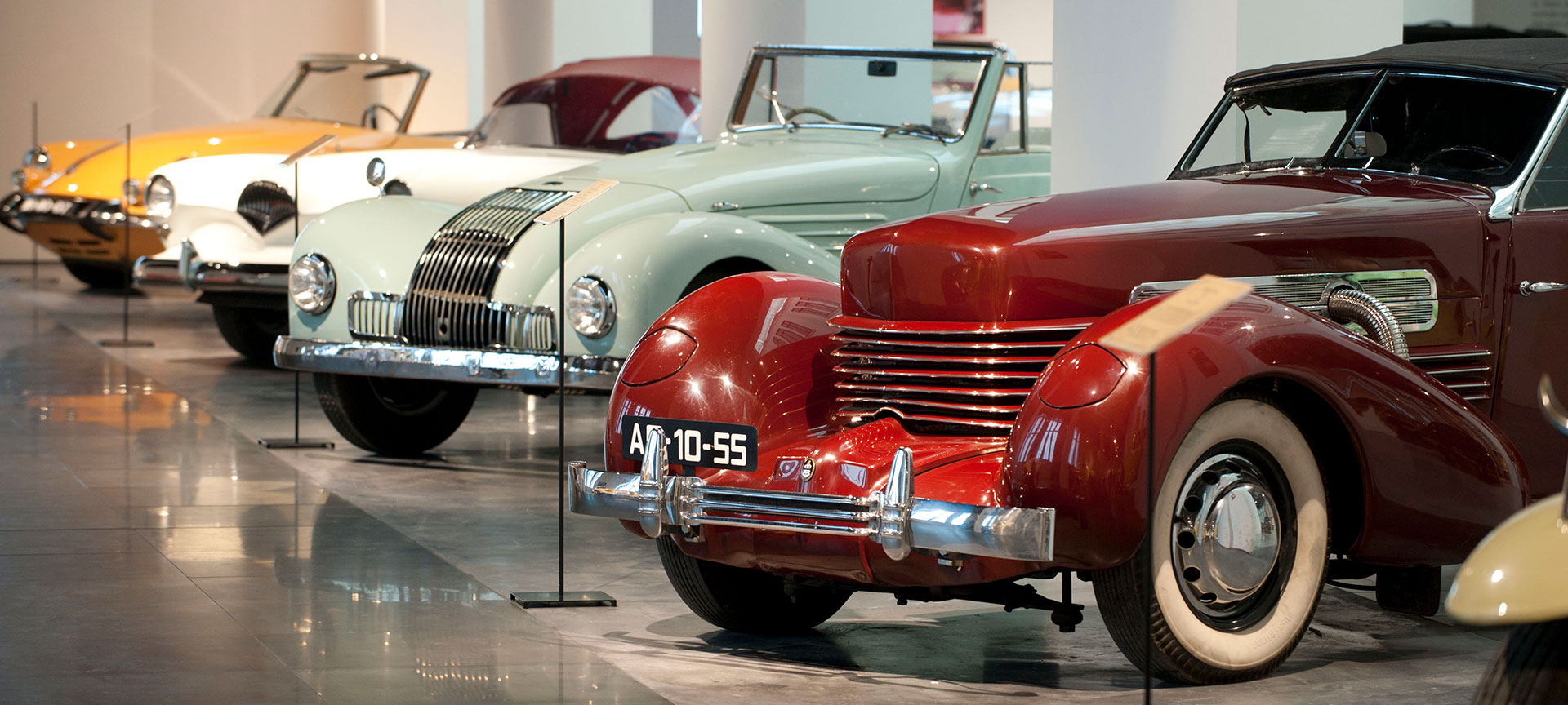 Wnętrze Muzeum Motoryzacji i Mody w Maladze Wnętrze Muzeum Motoryzacji i Mody w Maladze