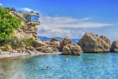 Balcón de Europa et plage de Caletilla à Nerja (province de Malaga, Andalousie)