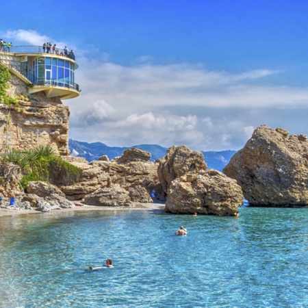 Balcón de Europa e Praia Caletilla, em Nerja (Málaga, Andaluzia)