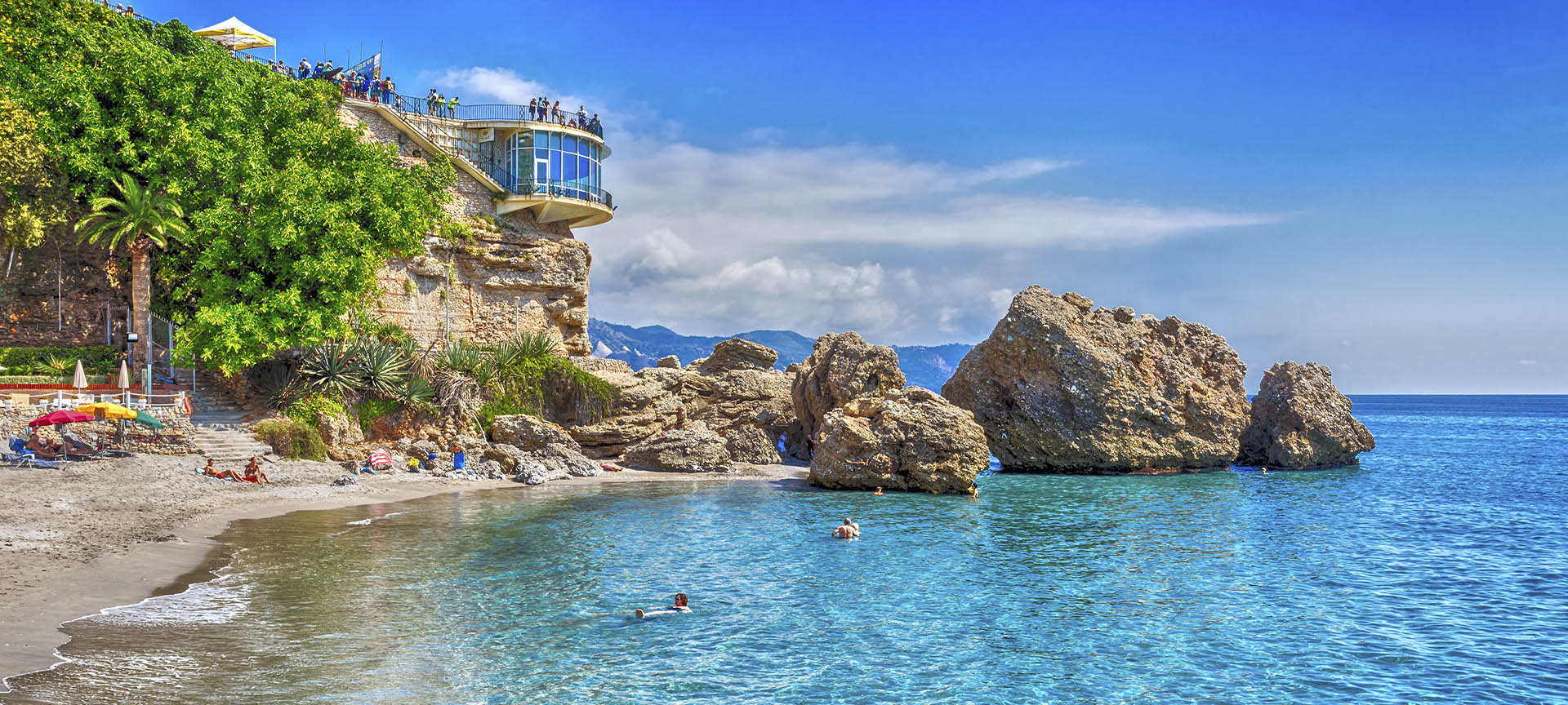 Balcón de Europa e Praia Caletilla, em Nerja (Málaga, Andaluzia)