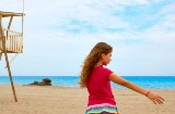 Dziewczynka na plaży w Mojácar w Almerii, Andaluzja