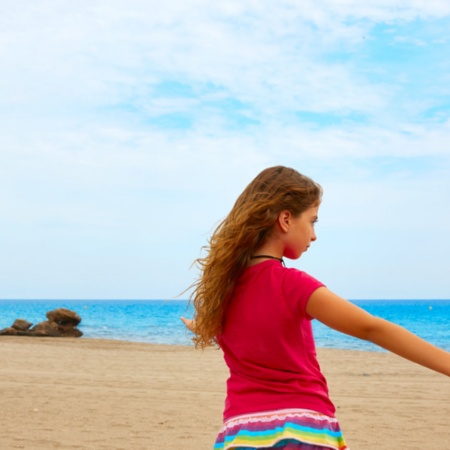 Dziewczynka na plaży w Mojácar w Almerii, Andaluzja