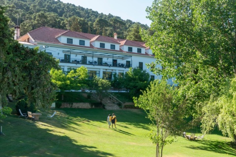 Vista externa e do entorno do Parador de Cazorla