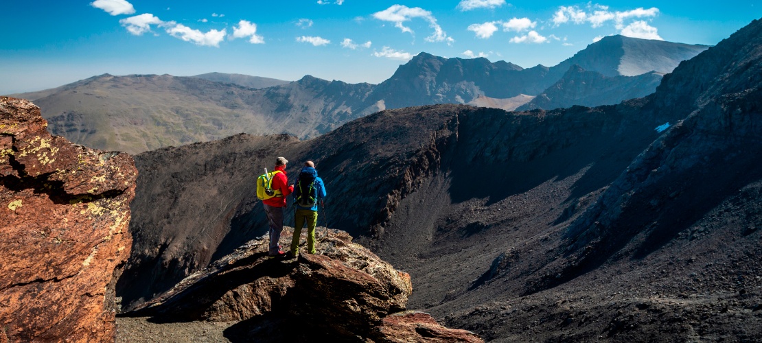 Excursionistas en las montañas de Sierra Nevada en Granada, Andalucía