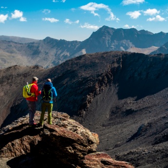 Excursionistas en las montañas de Sierra Nevada en Granada, Andalucía