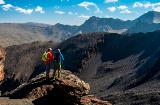 Excursionistas en las montañas de Sierra Nevada en Granada, Andalucía