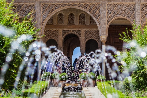 Detailansicht des Innenhofs des Generalife der Alhambra, Granada