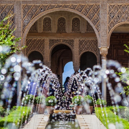 Detailansicht des Innenhofs des Generalife der Alhambra, Granada