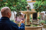 Pintor en el Real Alcázar de Sevilla