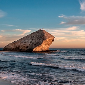 Coucher de soleil sur la plage de Monsul dans le parc naturel de Cabo de Gata, Almería, Andalousie Coucher de soleil sur la plage de Monsul dans le parc naturel de Cabo de Gata, Almería, Andalousie