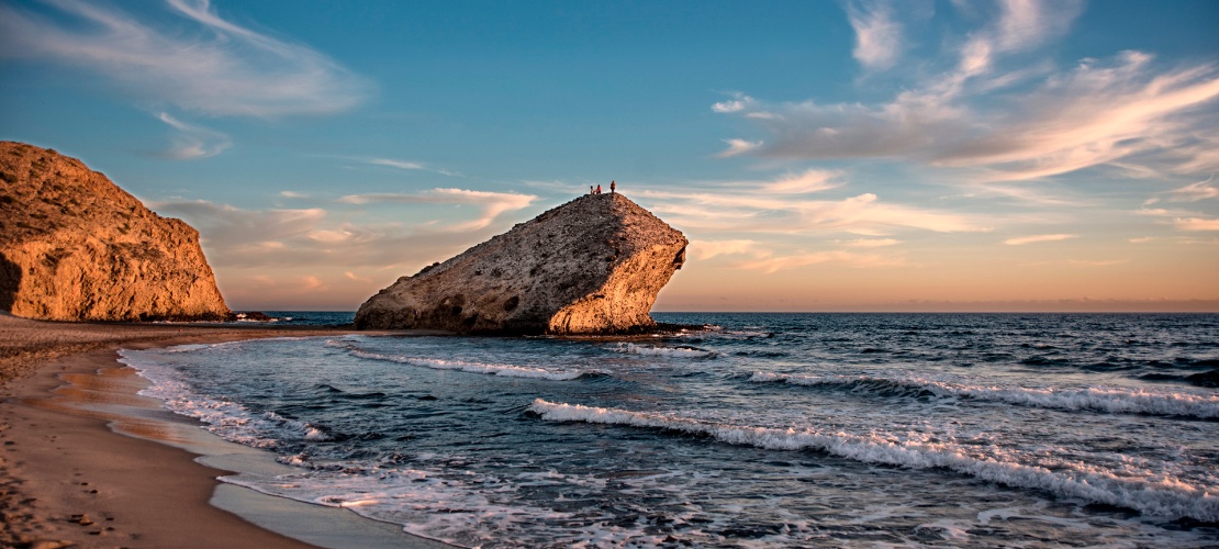 Coucher de soleil sur la plage de Monsul dans le parc naturel de Cabo de Gata, Almería, Andalousie
